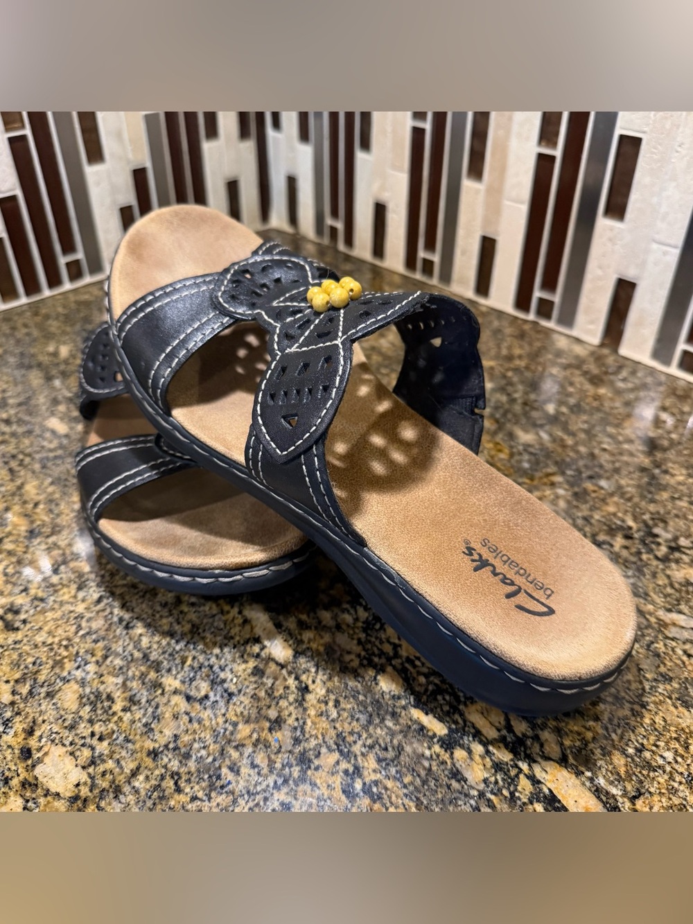 Clarks Womens 8.5M Black Soft Leather Floral Slide Sandals Comfort Mule/ Shoes